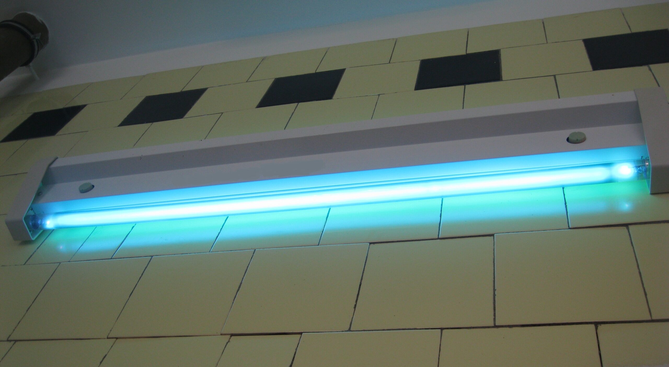 Germicidal quartz ultraviolet lamp